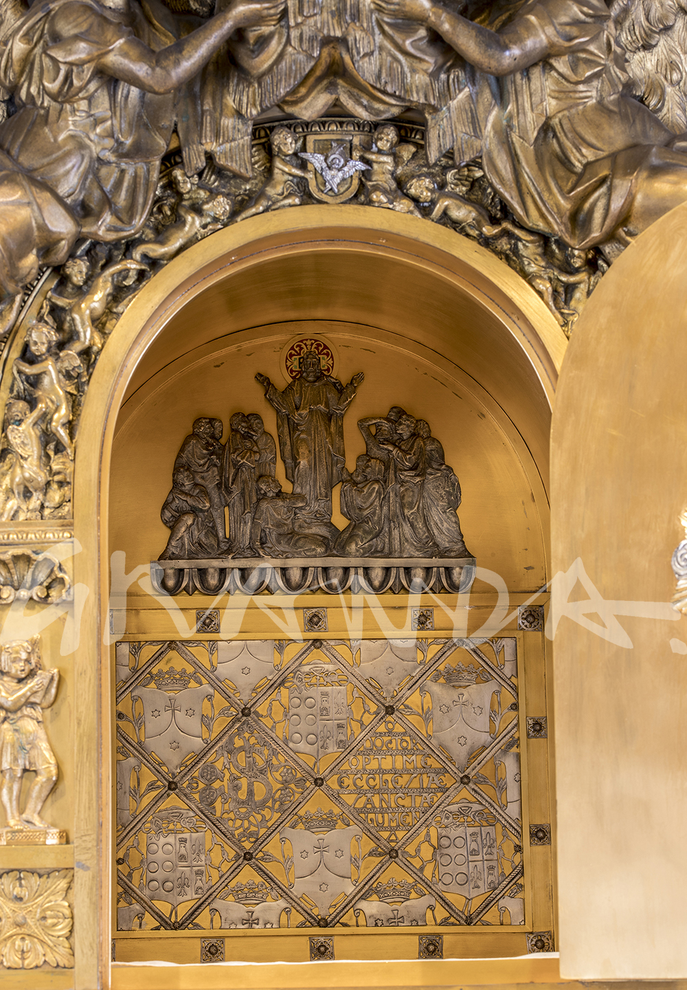 Interior del sagrario, en el que se reproducen los motivos del sarcófago de san Juan de la Cruz.