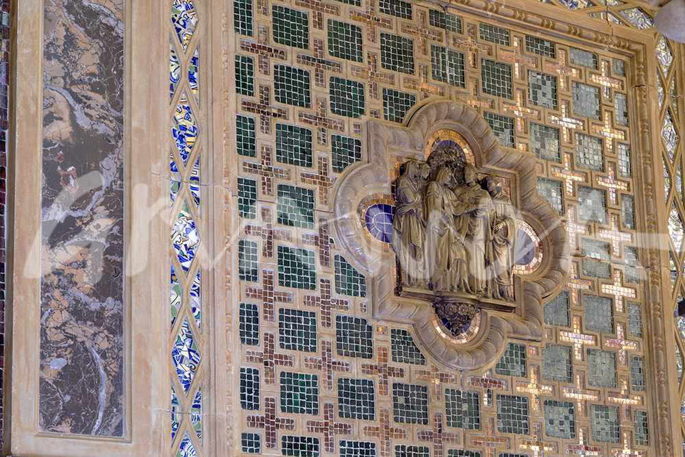 Photograph of detail of the walls of the dressing room, with mosaics and trencadís.