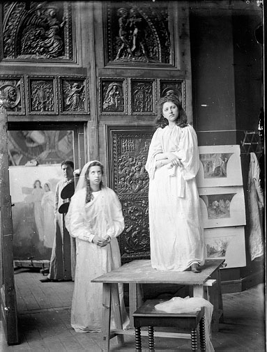 Al fondo, Félix Granda con la paleta de pintor, y en primer plano sus hermanas Cándida y María. Hacia 1905