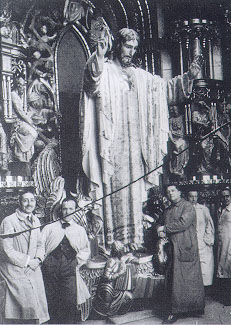 Félix Granda y el equipo de escultores ante el retablo del Sagrado Corazón de Reina, La Habana (1922)