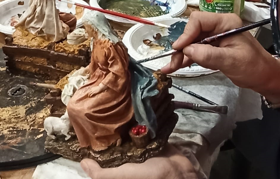 Polychrome of an image of the Virgin for a Nativity Scene. GRANDA Art Workshops.